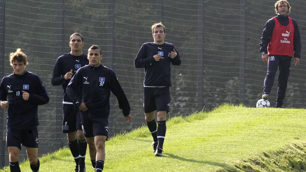 Doch von da an geht es wieder bergab. Doll findet keinen Zugang mehr zu seinen Stars. Schließlich steht der HSV dort, wo ihn Doll einst übernommen hat: am Ende der Tabelle