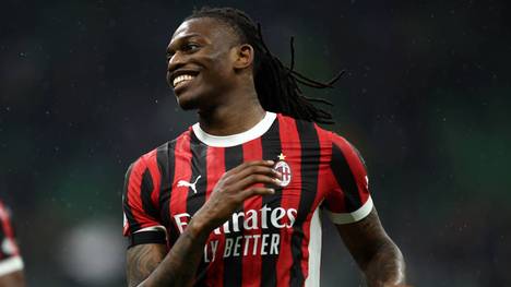 Rafael Leao gehört zu den Kreativspielern der Serie A und wird dank seiner zahlreichen Tore und Assists oft mit dem FC Bayern in Verbindung gebracht. Ein Blick auf die Zahlen offenbart seine Qualitäten im Sturm.