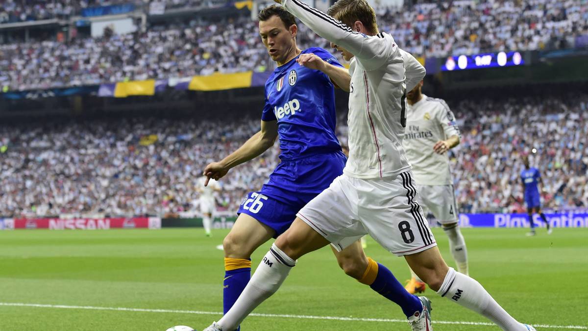 Los geht's! Turins Stephan Lichtsteiner im Duell mit Reals deutschem Nationalspieler Toni Kroos