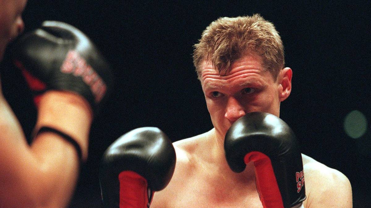 TORSTEN MAY: Wurde im sechsten Kampf als Profi Deutscher Meister mit einem Sieg über Ralf Rocchigiani. Bei den Amateuren konnte May zuvor Weltmeister und Olympiasieger werden. Beendete seine Profikarriere mit 22 Siegen bei drei Niederlagen