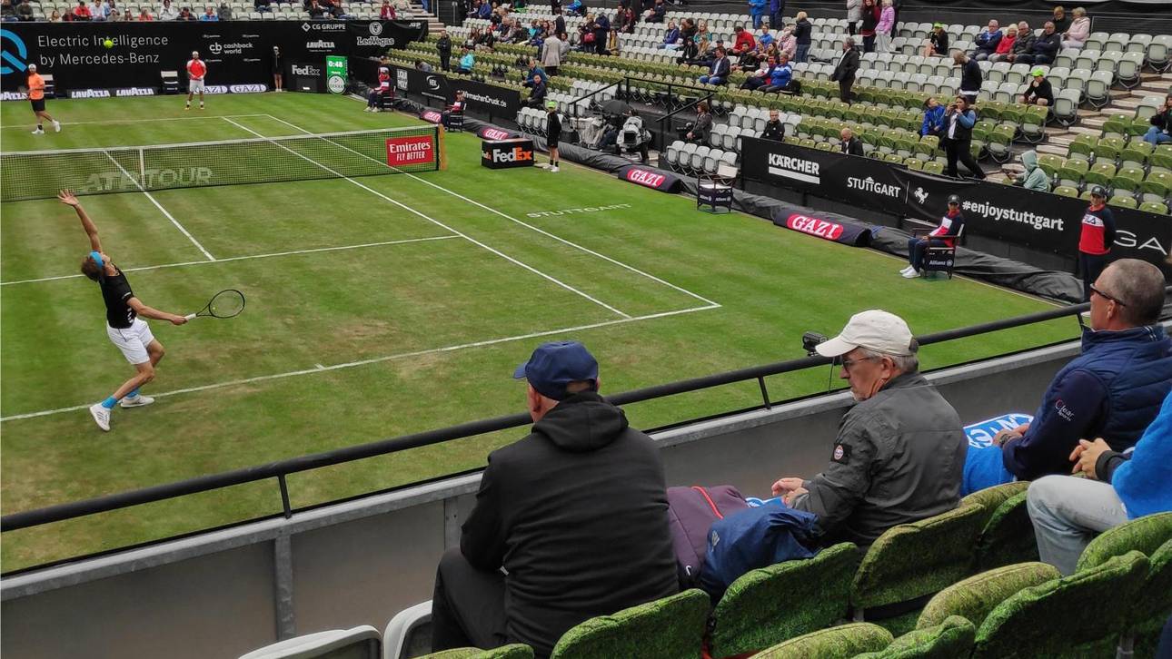 Ivan Lendl beobachtet Alexander Zverev beim Doppel in Stuttgart genau