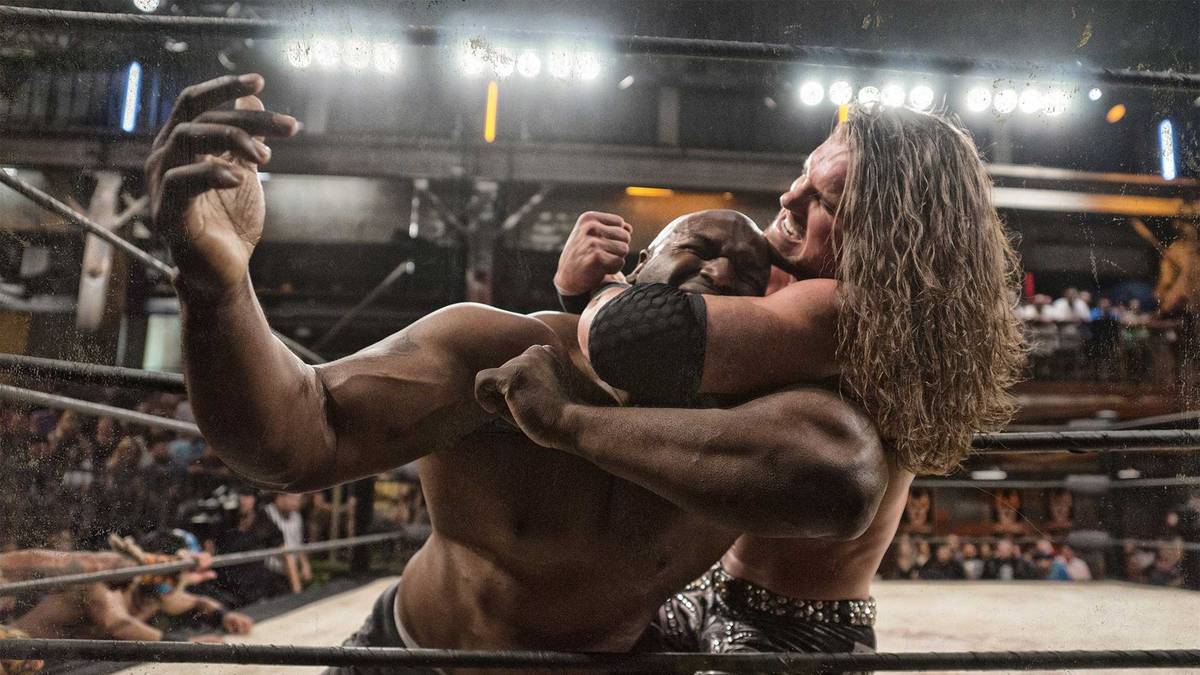 Zwei Ex-WWE-Stars im Duell: Johnny Mundo (r.) hält Big Ryck im Würgegriff