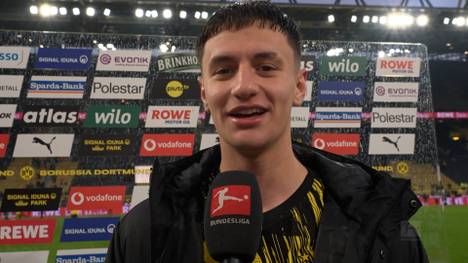 Der junge Luca Reggiani schießt gegen den FC Augsburg sein erstes Bundesliga-Tor. Im Interview ist er immer noch überwältigt. 