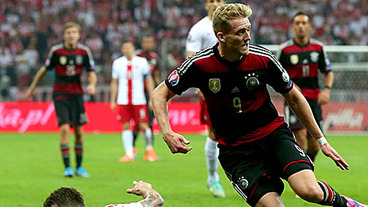 Doch die vielen Ausfälle wirken sich zunächst negativ auf das deutsche Spiel aus. Vor allem in der Offensive fehlt es dem Weltmeister um Andre Schürrle (r.) zu Beginn an Kreativität und Präzision