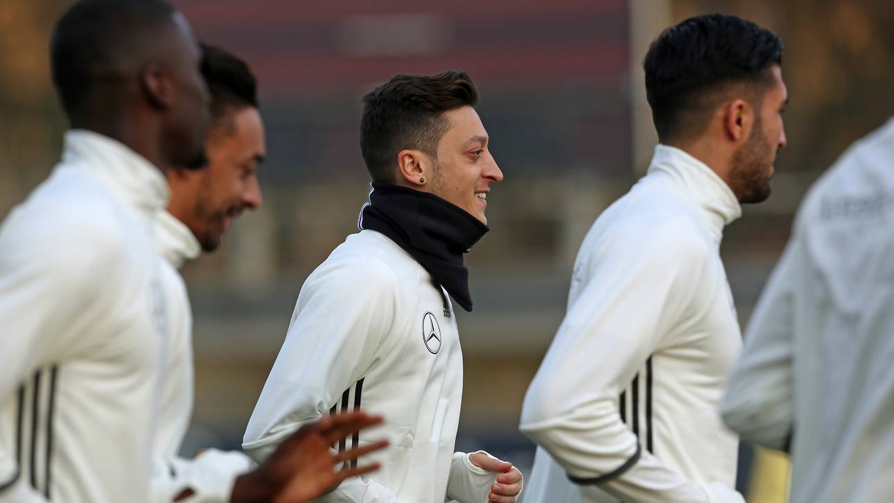 Özil meldet sich fit für England