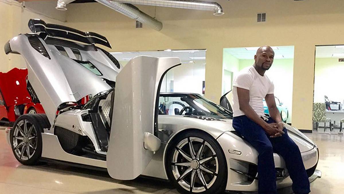 Mayweather lässig auf einer Koenigsegg CCXR Trevita Supercar. Von dem Flitzer gibt es nach seinen Angaben nur zwei Stück. Kostenfaktor: 4,8 Millionen Dollar