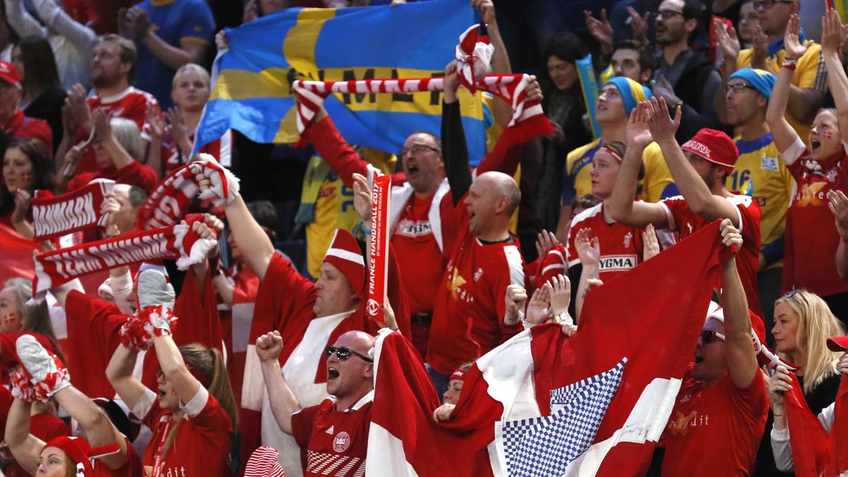 Die Fans beider Lager haben in unmittelbarer Nachbarschaft viel Freude an der Partie, in der sich Dänemark knapp durchsetzt