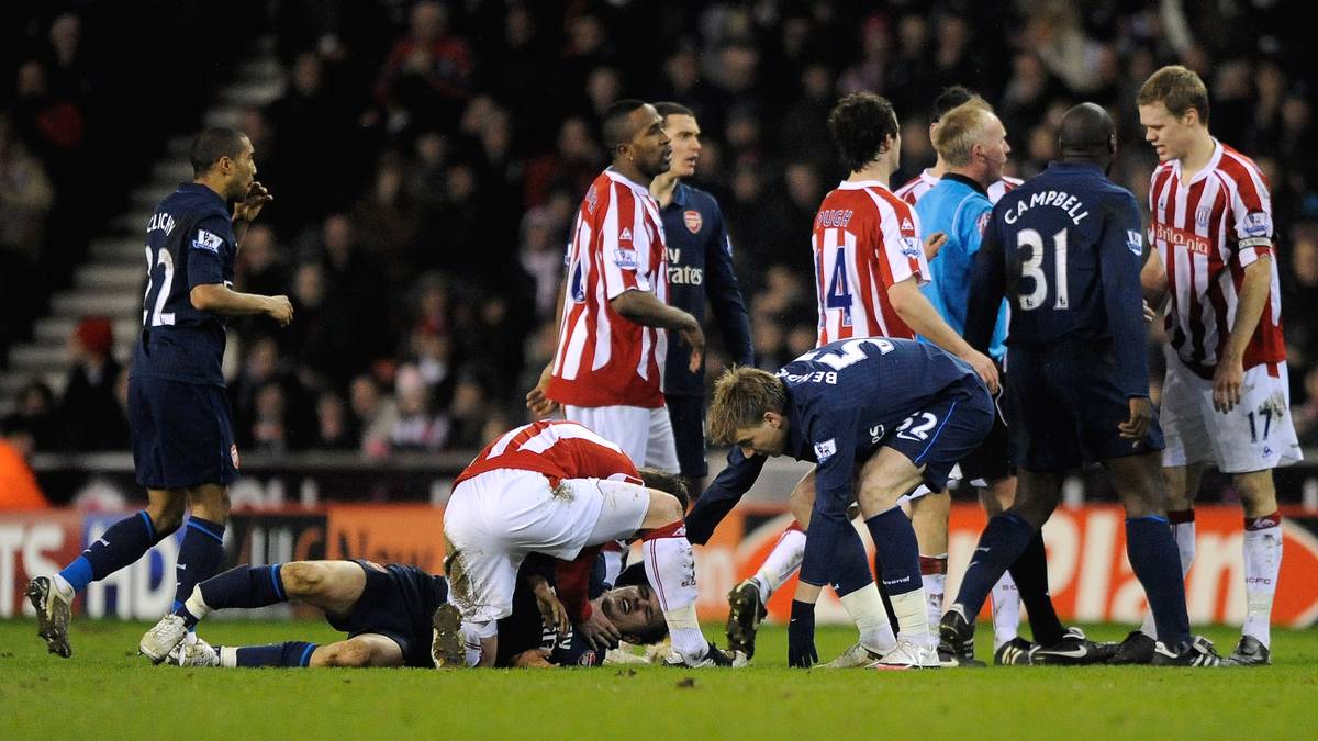 2010 muss Englands Talent Aaron Ramsey (unten) um seine Karriere als Fußballer bangen. Der Arsenal-Spieler erleidet nach einem extrem brutalen Einsteigen von Stokes Ryan Shawcross (r.) einen Schien- und Wadenbeinbruch