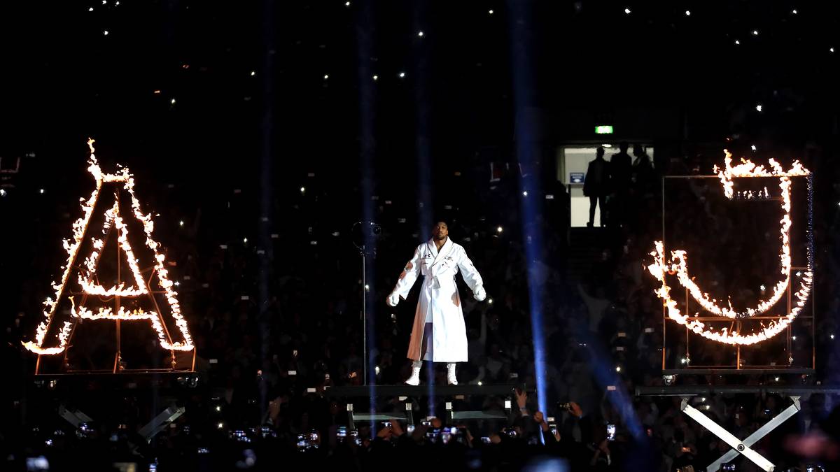 Bei "A.J." ist die Show dagegen deutlich größer. Der Engländer lässt sich in seinem Heimatland von den begeisterten Fans feiern