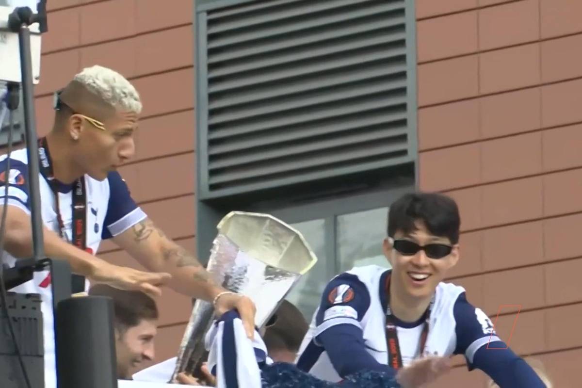 Tottenham Hotspur feiert den Gewinn der Europa League mit einer Busparade. Der 1:0-Sieg gegen Manchester United beendete eine 17-jährige Titelflaute.