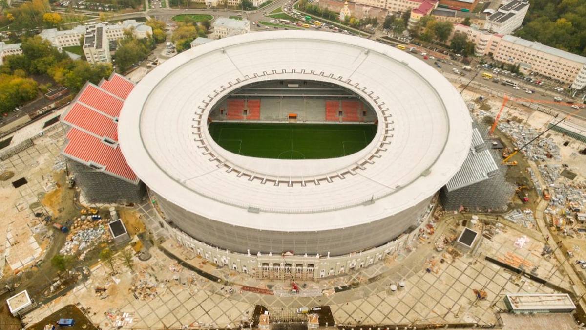 Weil ein WM-Stadion mindestens 35.000 Zuschauern Platz bieten muss, wird die Arena in Jekateinburg derzeit mit zwei Zusatztribünen erweitert