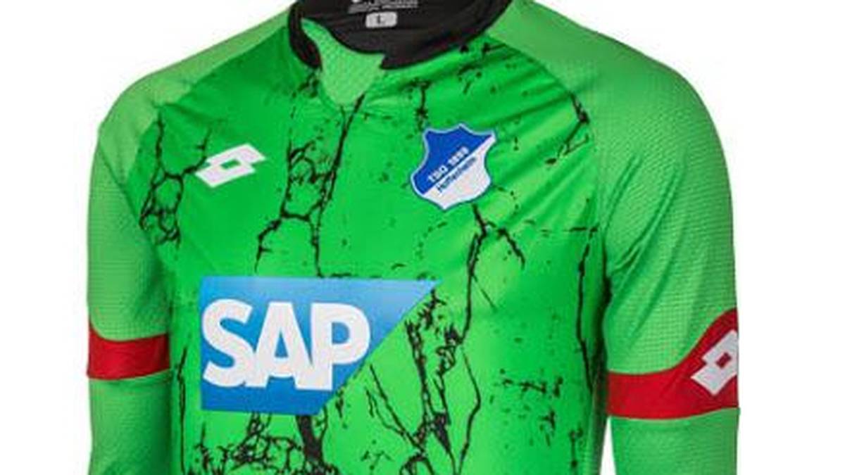 Das Torwarttrikot der TSG Hoffenheim kommt in giftgrün daher. Aber nicht nur das: Das Muster sieht aus, als hätte jemand einen schwarzen Farbeimer darüber ausgeschüttet