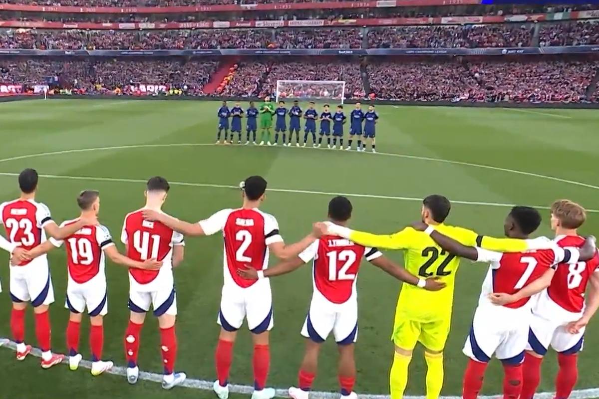 Vor dem Champions League Halbfinale zwischen Arsenal und PSG hält das Emirates Stadium eine Schweigeminute um dem verstorbenen Papst Franziskus zu gedenken.