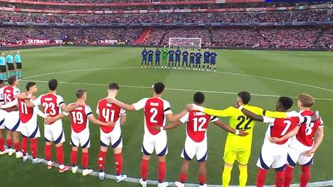Vor dem Champions League Halbfinale zwischen Arsenal und PSG hält das Emirates Stadium eine Schweigeminute um dem verstorbenen Papst Franziskus zu gedenken.