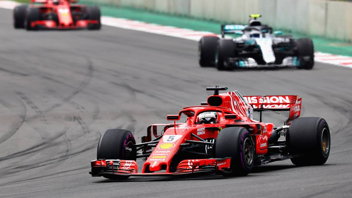 Führungskilometer sammeln darf zwischendurch auch Vettel, der am Ende Zweiter wird. Um seine Mini-Chance aufrecht zu erhalten, hätte der Ferrari-Pilot jedoch das Rennen gewinnen müssen