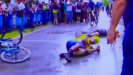 Im Ziel der dritten Etappe der Kolumbien-Rundfahrt stürzt Etappensieger Luis Carlos Chia nach einem Crash mit einer Zuschauerin. Diese ist ihm bestens bekannt.