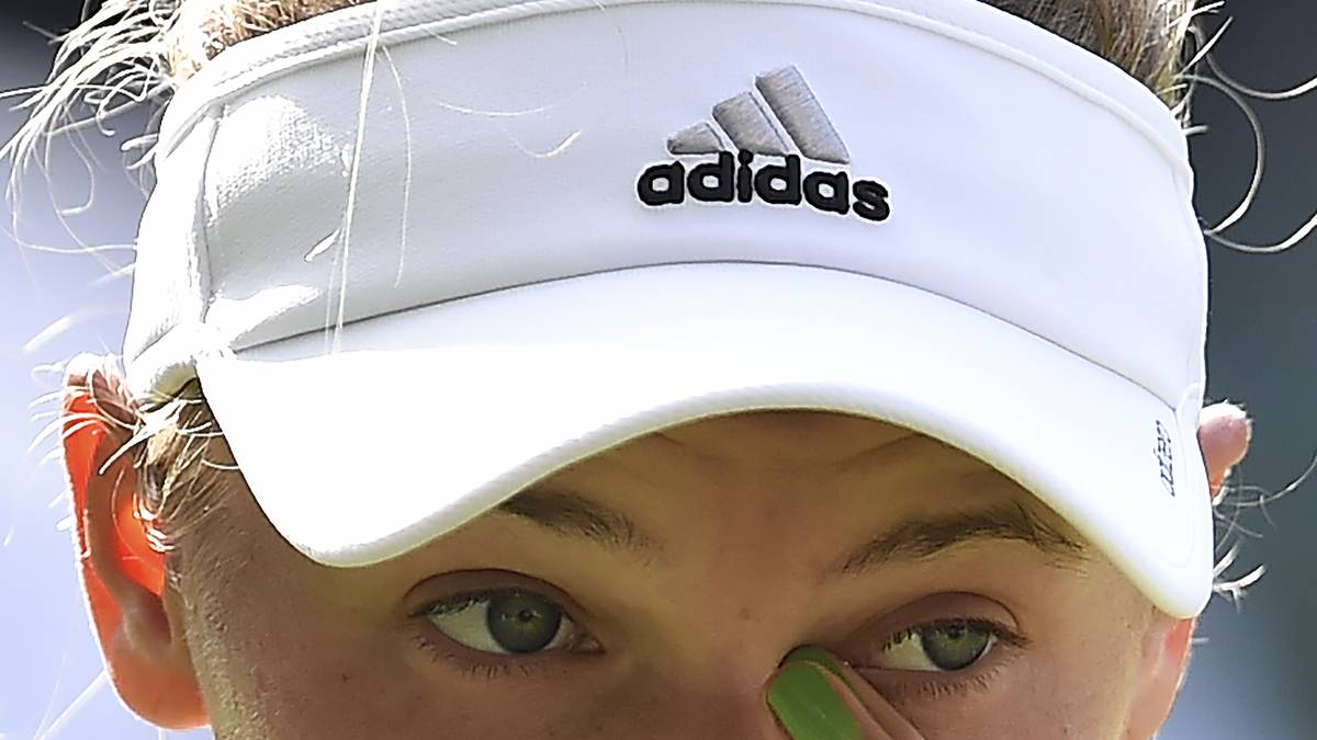 Caroline Wozniacki hat ihre Fingernägel in der Farbe des Untergrunds lackiert