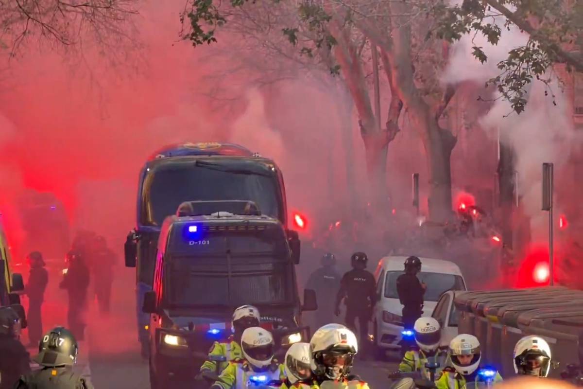 Feuerwerk und Steinwürfe: Fans benehmen sich daneben