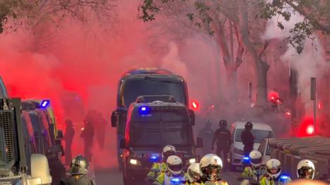 Die Fans stimmen sich auf das spanische Viertelfinale in der Königsklasse ein. Während die Barca-Fans ihr Team stattlich Willkommen heißen, fielen einige Atletico-Fans durch unschöne Szenen auf. 