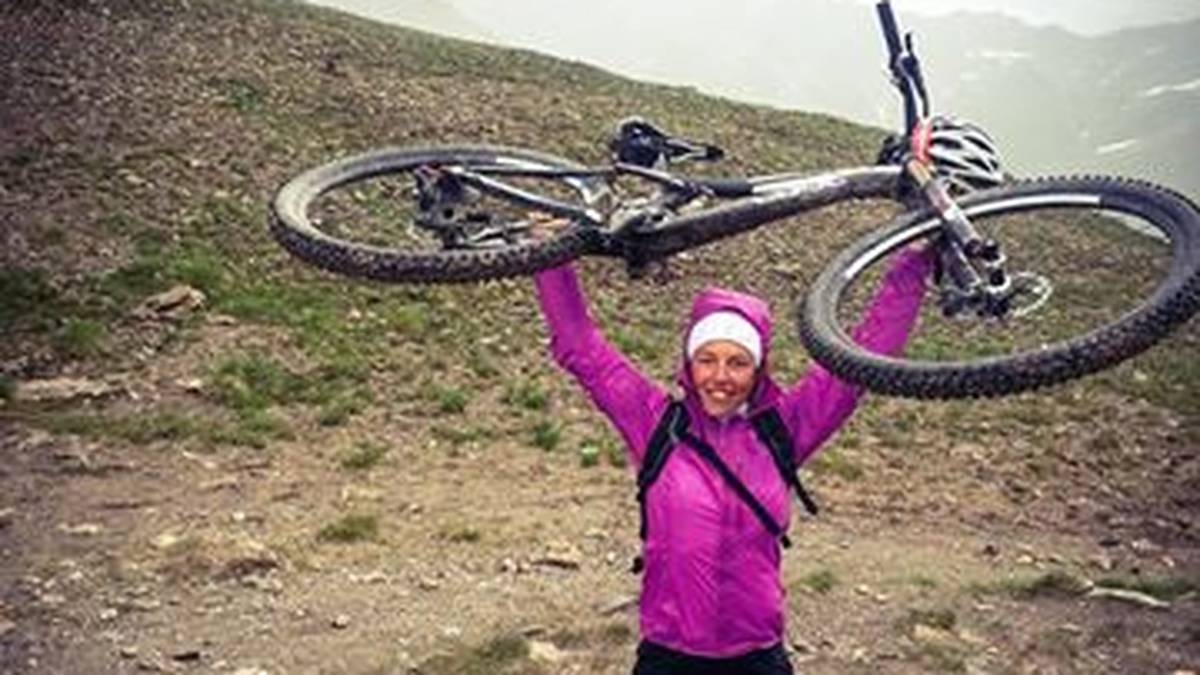 Nach einer harten Saison sucht Dahlmeier oft Entspannung in den Bergen. Neben Klettern zählt auch Mountainbiken zu den Hobbies von Dahlmeier. Kein Wunder, schließlich waren ihre Eltern erfolgreiche Mountainbikefahrer, die mehrere nationale und internationale Titel gewannen