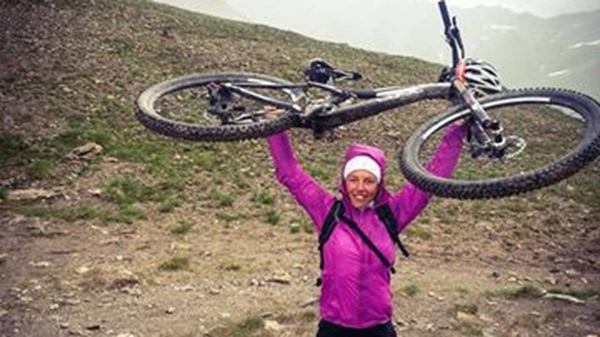 Nach einer harten Saison sucht Dahlmeier oft Entspannung in den Bergen. Neben Klettern zählt auch Mountainbiken zu den Hobbies von Dahlmeier. Kein Wunder, schließlich waren ihre Eltern erfolgreiche Mountainbikefahrer, die mehrere nationale und internationale Titel gewannen