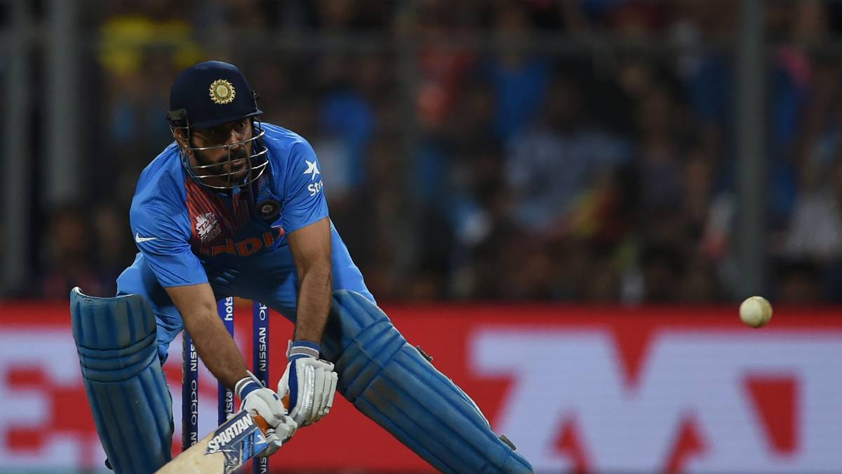 "The coolest man in world cricket" ist mit gerade einmal 34 Jahren in seinem Heimatland Indien bereits eine lebende Legende. Als Kapitän der Nationalmannschaft gewann er 2011 den ersten WM-Titel Indiens seit 28 Jahren und machte sich mit seiner Finalperformance unsterblich. In seiner Heimat ist er so beliebt, dass es mittlerweile sogar einen Bollywood-Film über sein Leben gibt