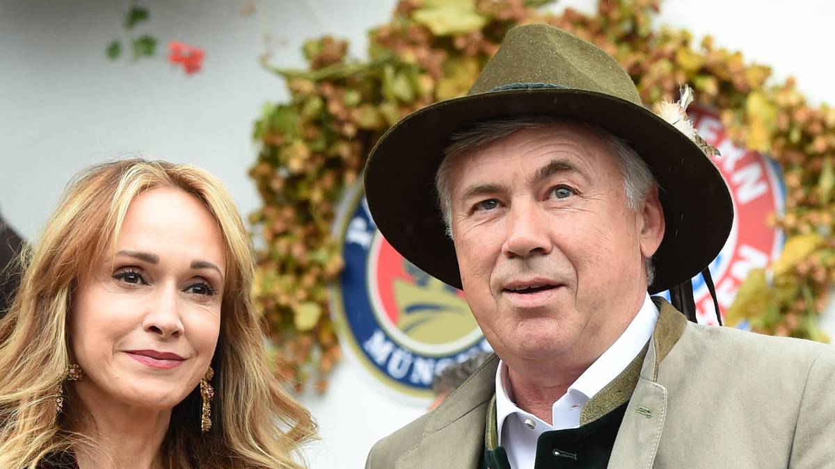 Bereits vor dem Zelt wurde dem Italiener eine Maß in die Hand gedrückt