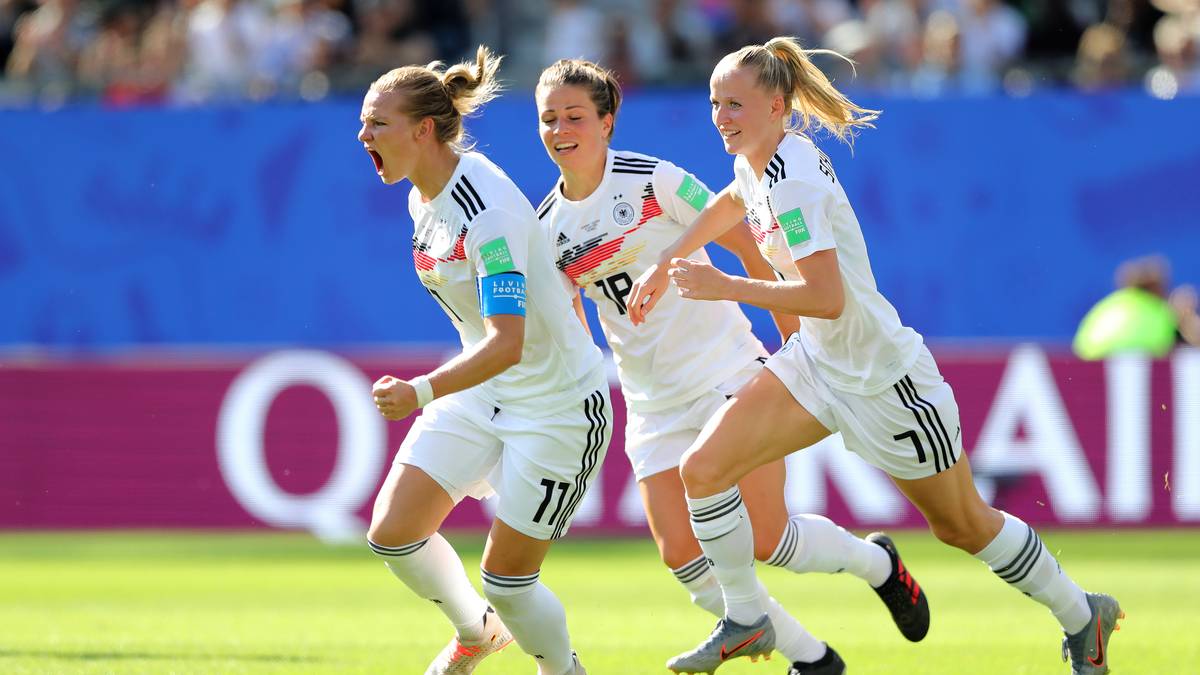 ALEXANDRA POPP: Traf in ihrem 100. Spiel für die DFB-Frauen erneut unwiderstehlich nach Ecke per Kopf zum 1:0, Wurde nach der Halbzeit ins Mittelfeld zurückgezogen, um dort den robusten Gegner zu verteidigen. Erledigte alle Aufgaben mit Bravour und bekam Lob von Martina Voss-Tecklenburg: "Sie hat perfekt für die Mannschaft gearbeitet" SPORT1-Note: 1,0