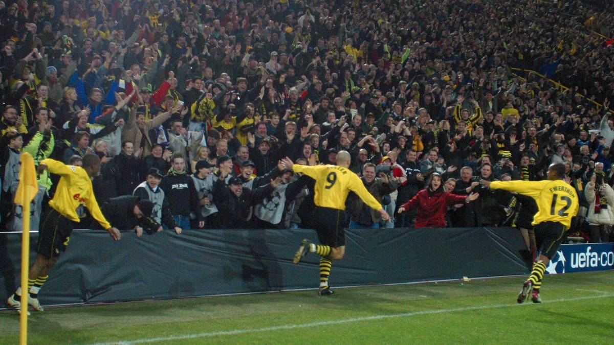 Im Rückspiel kommen die Dortmunder nicht über ein 1:1 hinaus. Den Treffer für die Gastgeber erzielt Sturm-Riese Jan Koller (M.). Der Tscheche hatte auch das BVB-Tor im Hinspiel markiert