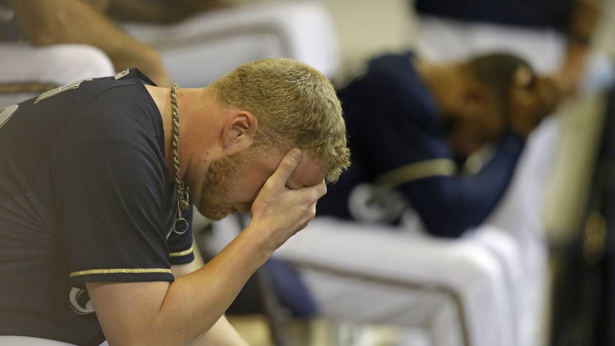 "Ich stand auf einem Bein, der Schuh wollte nicht vom Fuß. Ich habe fester gezogen, dann ist mein Knie nach vorne gegangen, und es hat ein Platz-Geräusch gemacht. Das ist ziemlicher Mist", sagt der 26-Jährige kurz nach seinem Missgeschick