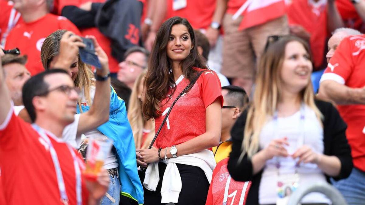 Alina Sommer 2018 beim WM-Achtelfinale zwischen Schweden und der Schweiz auf der Tribüne