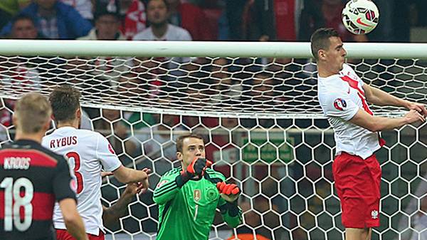 Beim ersten Gegentreffer durch Polens Arkadiusz Milik sieht auch Deutschlands Keeper Manuel Neuer höchst unglücklich aus. ZUM DURCHKLICKEN: Die Bilder des Spiels