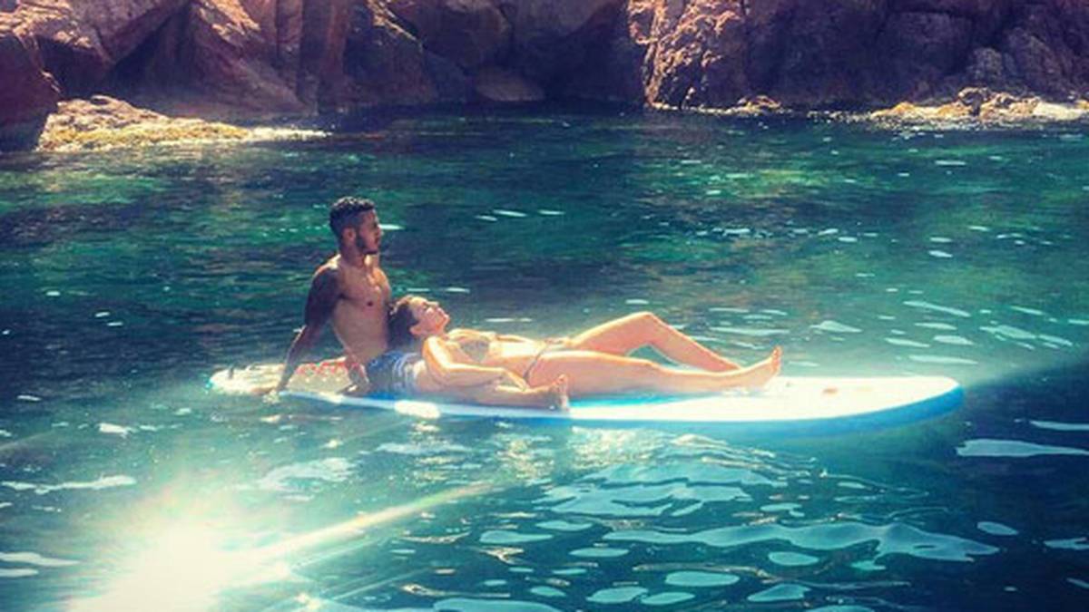 Bayern-Star Thiago findet hingegen die Balance im Wasser mit seiner großen Liebe Julia