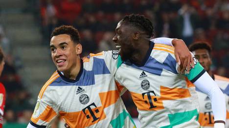 Bayerns Jamal Musiala und Dortmunds Jude Bellingham müssen sich - wie schon wenige Tage zuvor bei der Ballon-d‘Or-Gala - geschlagen geben: Der Golden Boy 2022 kommt aus Barcelona.