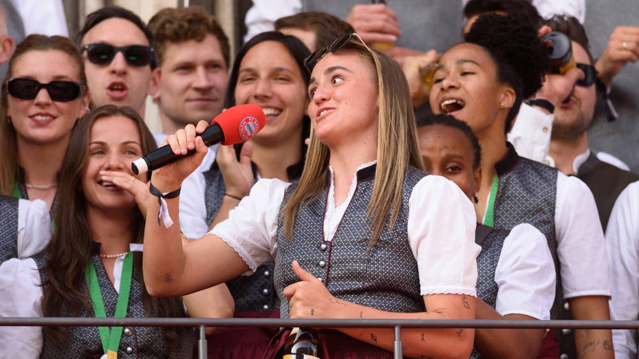 Georgia Stanway singt "Sweet Caroline" auf der Meisterfeier auf dem Marienplatz
