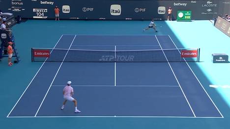 Jannik Sinner gewinnt in der 2. Runde der Miami Open 2026 und gleicht gleichzeitig einen Rekord von Novak Djokovic aus.