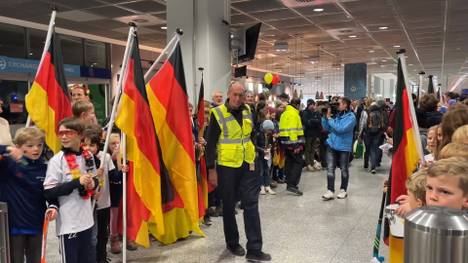 Nach dem dramatischen Sieg bei der Hockey-WM in Indien, ist die deutsche Hockey-Nationalmannschaft wieder in Frankfurt gelandet. Dabei gibt Torwart Jean-Paul Danneberg ein paar Einblicke in die Feierlichkeiten des Teams. 