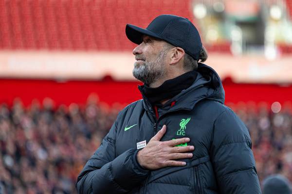 Pure Emotionen! Liverpool-Fans feiern Klopp bei Heimsieg