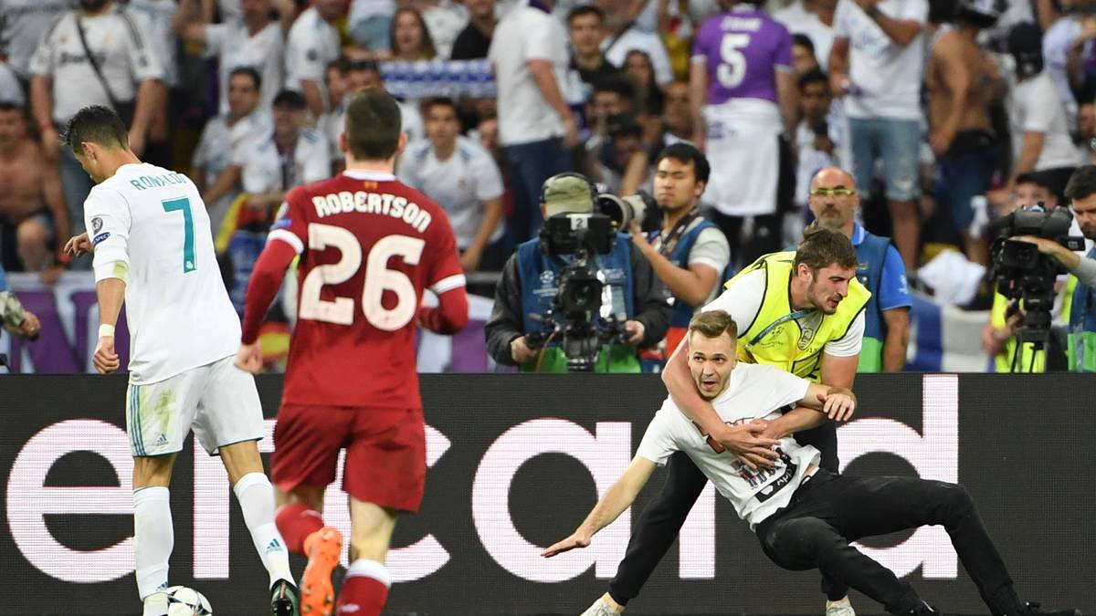 Kurz vor Spielende sorgt ein Flitzer für unnötige Aufregung