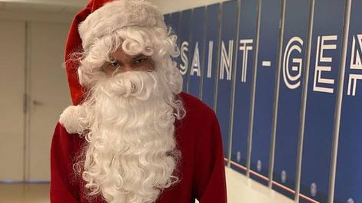 Der französische Stürmerstar Kylian Mbappe von Paris Saint-Germain hat sich sogar selbst als Weihnachtsmann verkleidet