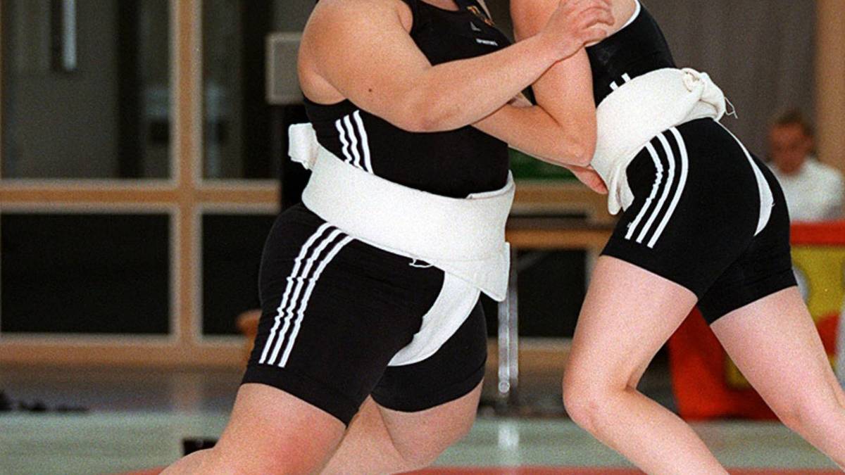 SUMO: Sumo-Ringen verbindet man in Deutschland wahrscheinlich eher mit etwas übergewichtigen japanischen Fleischbergen. Diesem Bild eines Sumotori entspricht Julia Dorny nicht gerade. Die 27-Jährige ist eine Kampfmaschine und neben dem Sumo auch im MMA und Judo äußerst erfolgreich. Außerhalb der Sporthalle arbeitet Dorny als Journalistin