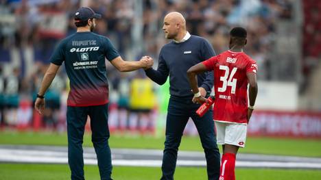 Bundesliga: Sportvorstand Rouven Schröder bekennt sich zum FSV Mainz 05, Trainer Sandro Schwarz (links)  und Sportdirektor Rouven Schröder bilden ein starkes Team