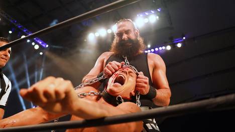 Mr. Brodie Lee (oben) und Cody Rhodes lieferten sich bei AEW Dynamite ein brutales "Dog Collar Match"