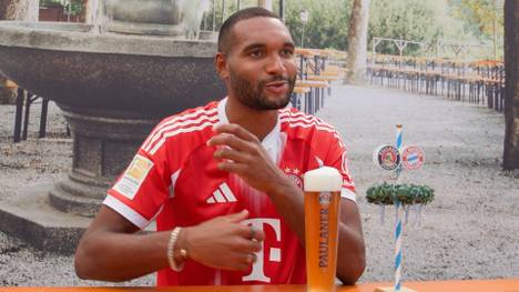 Jonathan Tah geht in seine erste Saison beim FC Bayern. Zusammen mit Dayot Upamecano bildet er die Innenverteidigung und verrät wie dabei die Kommunikation abläuft.