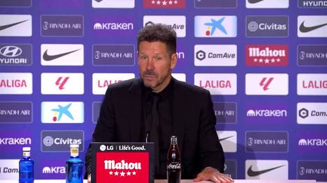 Beim Madrid-Derby in LaLiga wurde Real-Keeper Thibaut Courtois mit Gegenständen beworfen. Atletico-Coach Diego Simeone verurteilt seine Fans für die Aktion wie auch die Spieler für deren Provokationen.