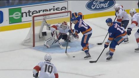Die New York Islanders geraten gegen die Panthers in Spiel 2 der Qualifikationsrunde für die Playoffs früh in Rückstand. Dann hat Tom Kühnhackl einen Geistesblitz.