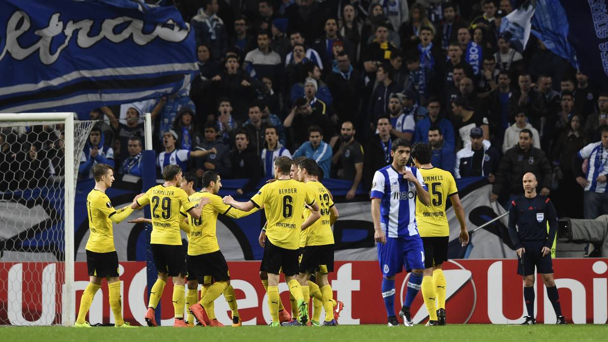 Die Spieler feiern den Treffer, der das Tor zum Achtelfinale sehr weit aufstößt