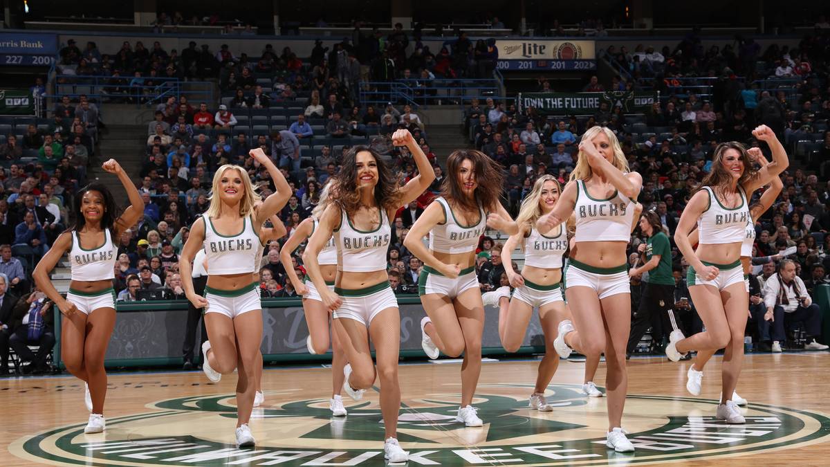 Die Cheerleader in Milwaukee strahlen wie immer 