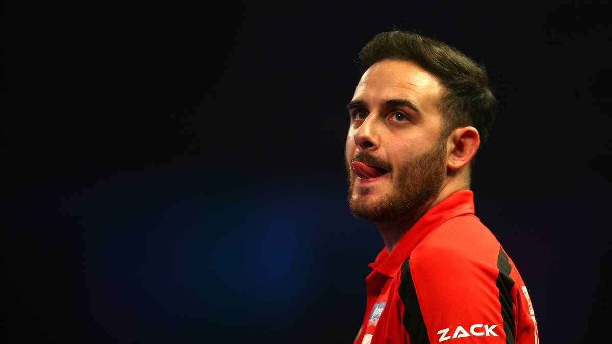 PLATZ 15 - JOE CULLEN (PDC Order of Merit: 14): Mit dem Spitznamen "The Rockstar" sorgt der Engländer auf der PDC Tour für Furore. Die Bühne im Alexandra Palace war bislang nicht die von Cullen, über Runde zwei kam er nie hinaus. Doch diesmal will es der 29-Jährige seinen Kritikern zeigen. Im Achtelfinale winkt ein Duell mit Peter Wright.