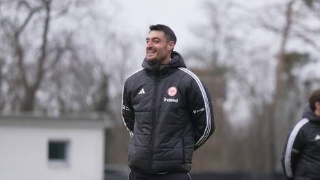 Nach nur 94 Tagen Amtszeit steht Albert Riera bei Eintracht Frankfurt schon wieder vor dem Aus. Das Duell mit Borussia Dortmund könnte für den 44-Jährigen womöglich bereits ein Endspiel sein.